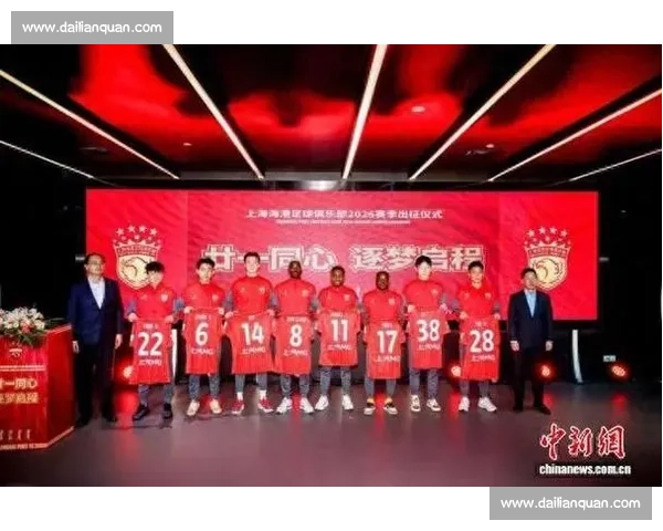 今天上海足球赛精彩纷呈 主队奋力拼搏力争胜利 球迷热情高涨为球队加油